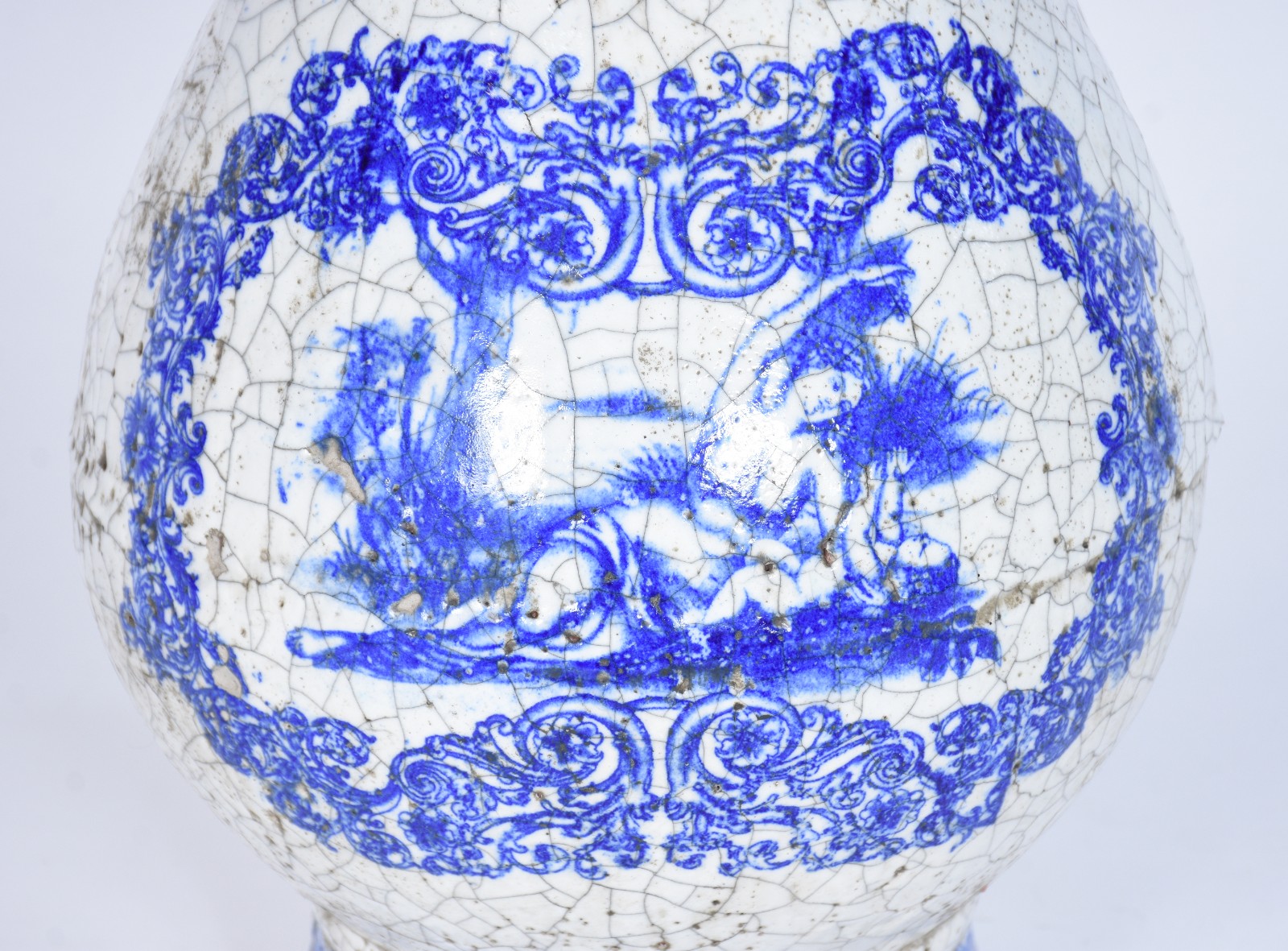 Vaso de cerâmica craquelê azul e branca decorada com figura feminina... - foto 3 de 10