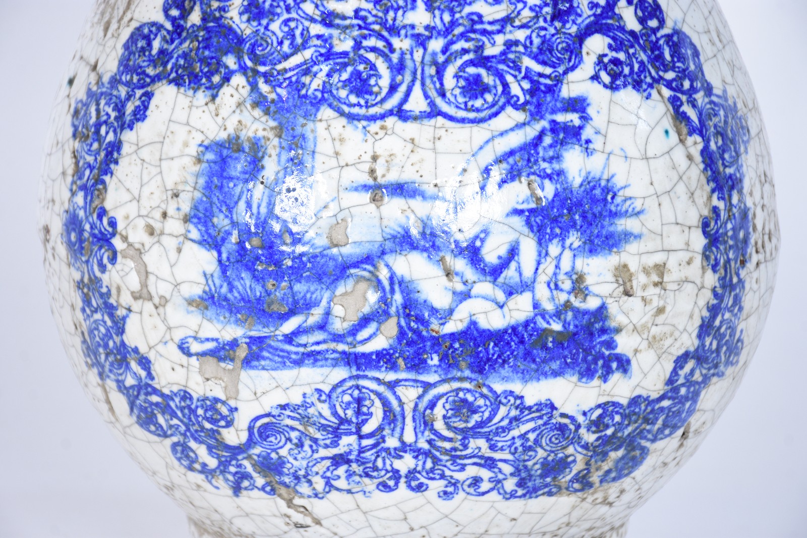 Vaso de cerâmica craquelê azul e branca decorada com figura feminina... - foto 4 de 10
