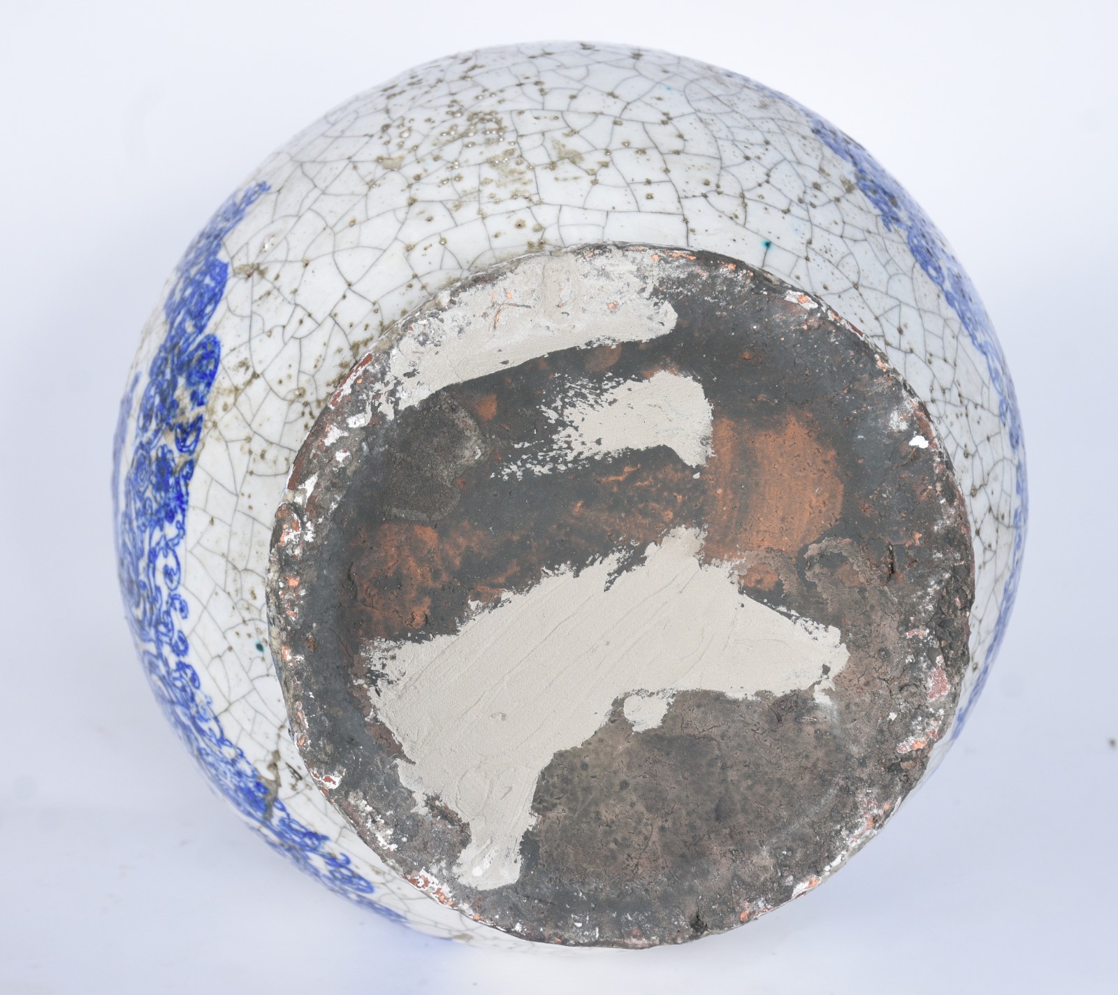 Vaso de cerâmica craquelê azul e branca decorada com figura feminina... - foto 6 de 10