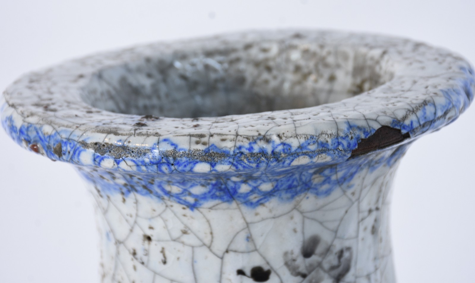 Vaso de cerâmica craquelê azul e branca decorada com figura feminina... - foto 7 de 10