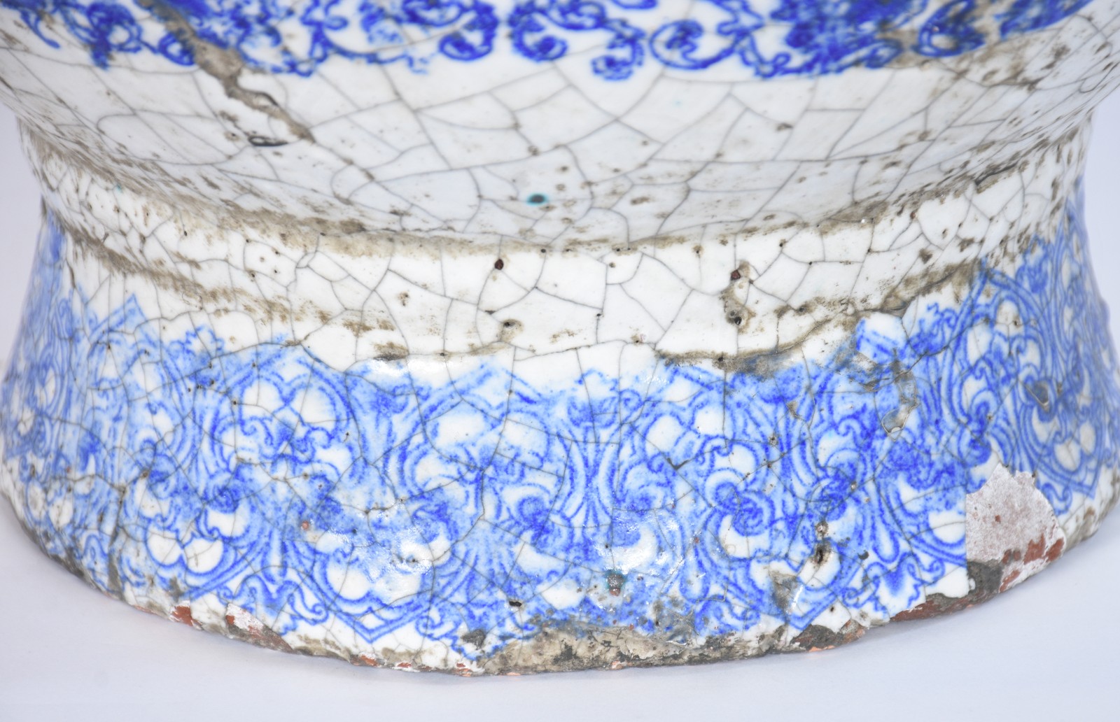 Vaso de cerâmica craquelê azul e branca decorada com figura feminina... - foto 8 de 10
