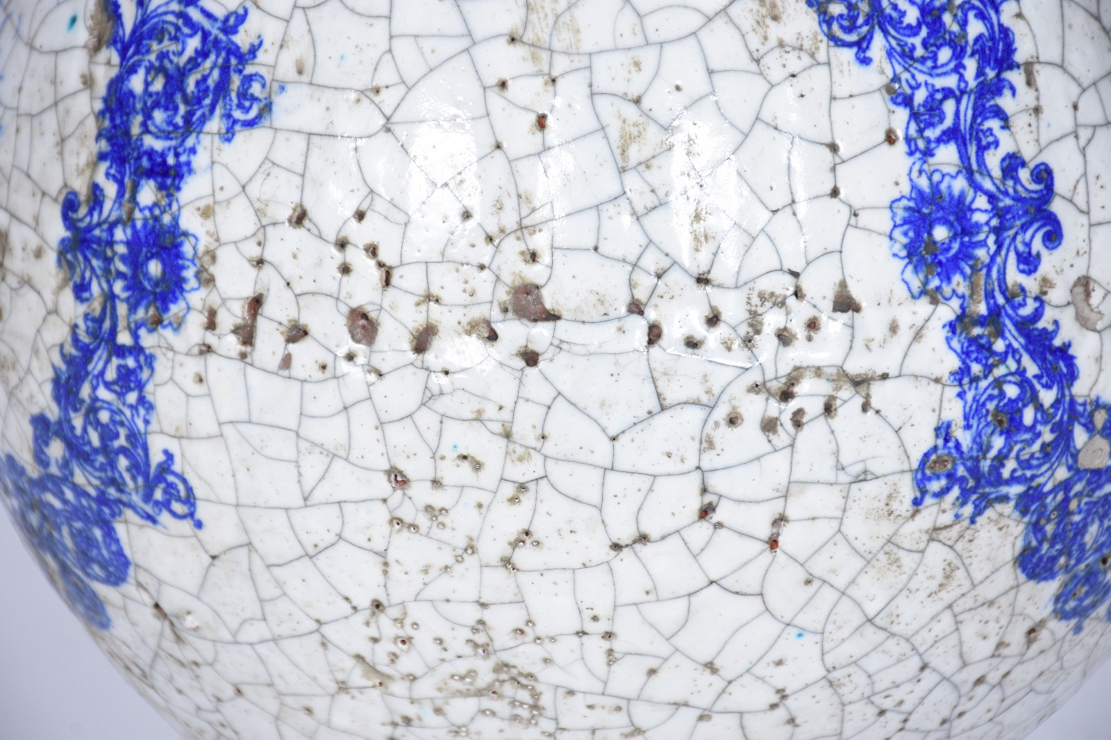 Vaso de cerâmica craquelê azul e branca decorada com figura feminina... - foto 9 de 10