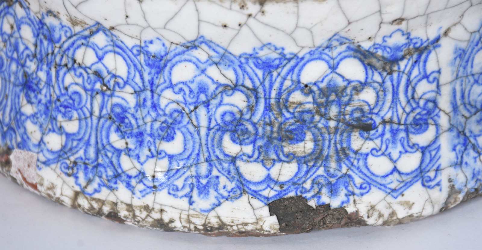 Vaso de cerâmica craquelê azul e branca decorada com figura feminina... - foto 10 de 10