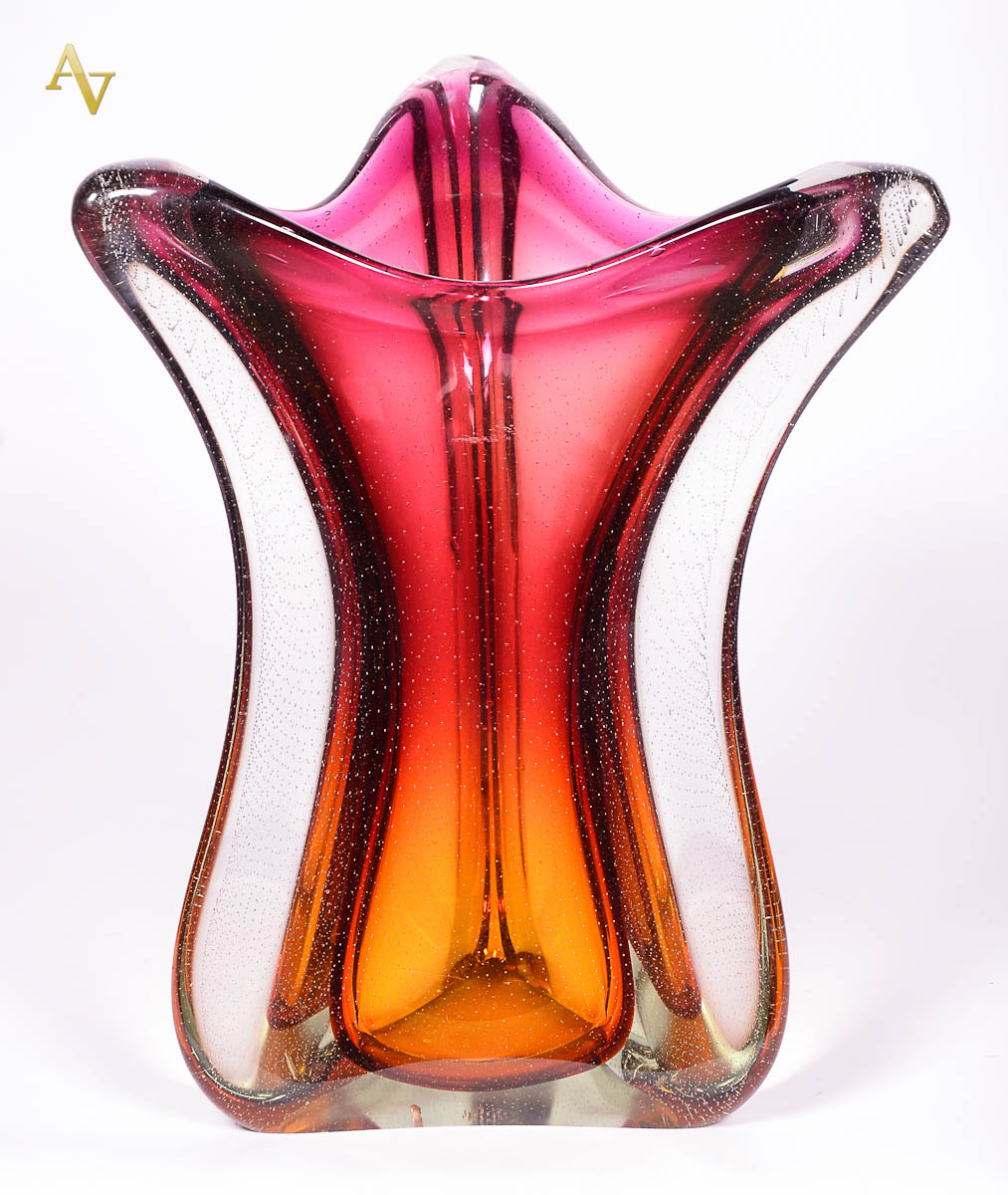 Vaso em bloco de murano na cor vinho e laranja degradé com pó de...