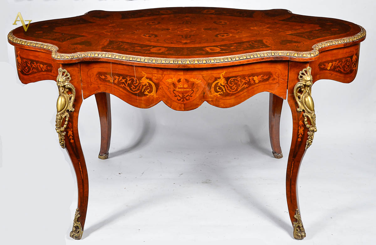 Mesa de apresentação estilo frances, ricamente trabalhada em...