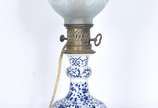 GAGNEAU,  - Abatjour de porcelana francesa em "chinoiserie" azul e branca, guarnição de metal com inscrição "Gagneau", cúpula de vidro com flores lapidadas. Sécul