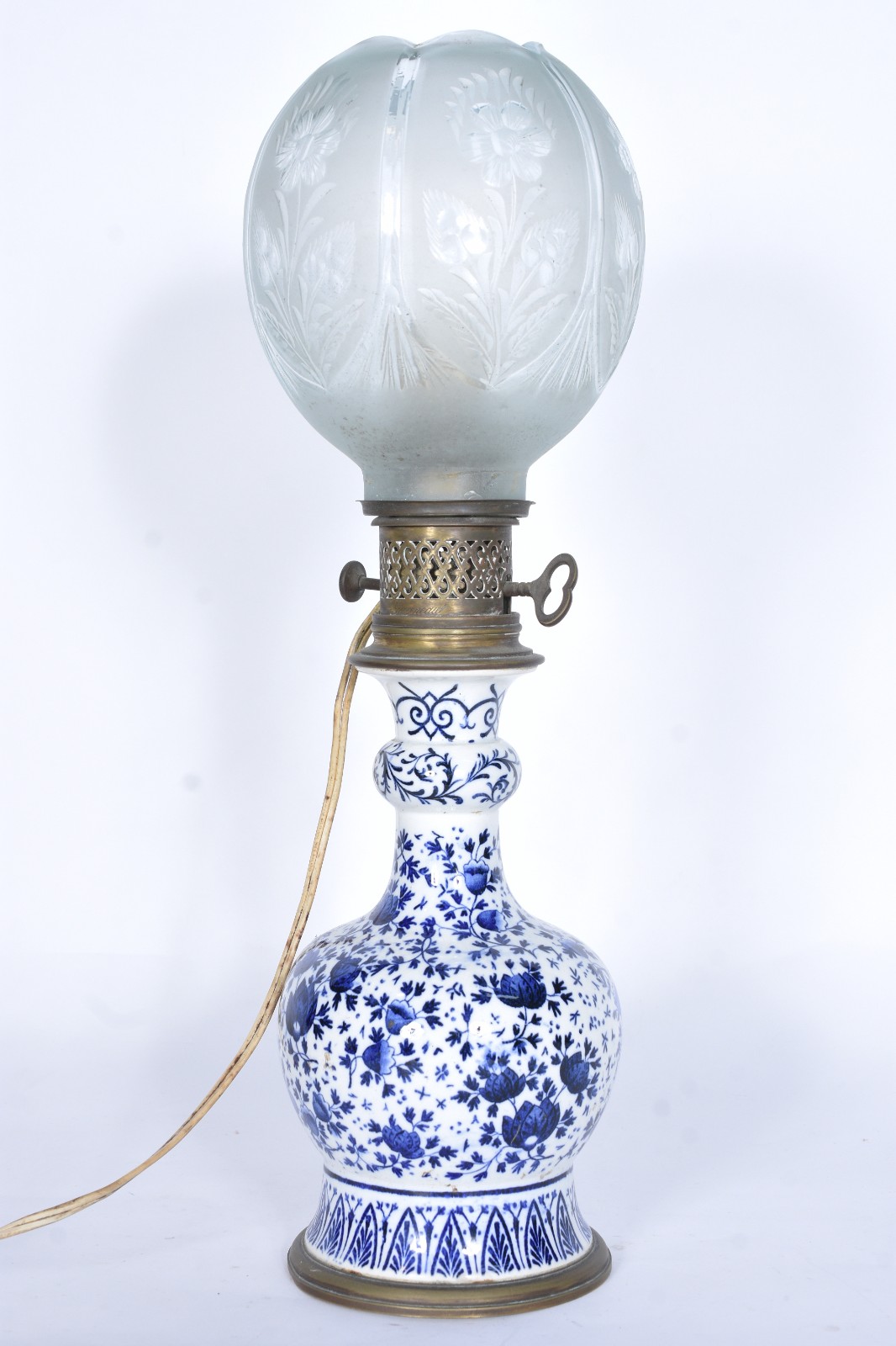 Abatjour de porcelana francesa em "chinoiserie" azul e branca... - foto 1 de 9