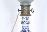 GAGNEAU,  - Abatjour de porcelana francesa em "chinoiserie" azul e branca, guarnição de metal com inscrição "Gagneau", cúpula de vidro com flores lapidadas. Sécul