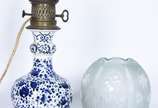 GAGNEAU,  - Abatjour de porcelana francesa em "chinoiserie" azul e branca, guarnição de metal com inscrição "Gagneau", cúpula de vidro com flores lapidadas. Sécul