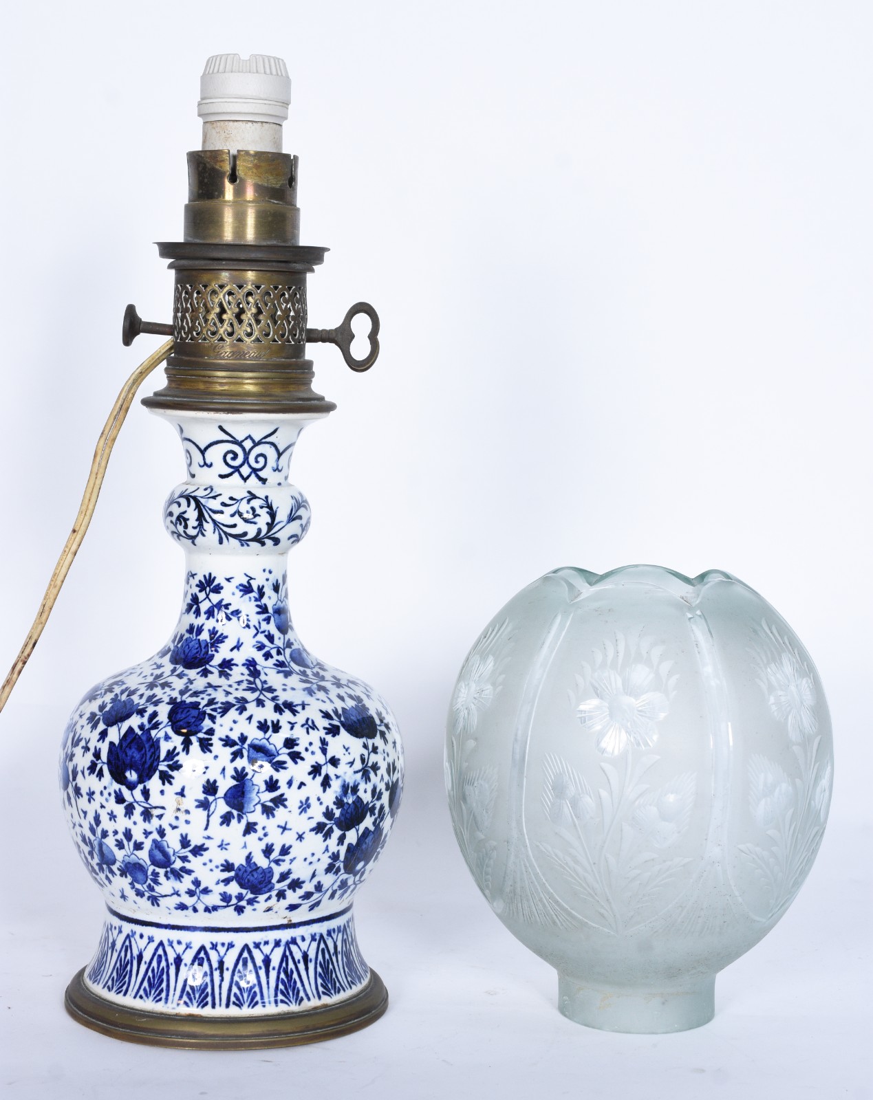 Abatjour de porcelana francesa em "chinoiserie" azul e branca... - foto 3 de 9