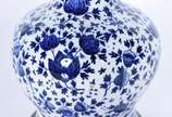 GAGNEAU,  - Abatjour de porcelana francesa em "chinoiserie" azul e branca, guarnição de metal com inscrição "Gagneau", cúpula de vidro com flores lapidadas. Sécul