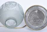 GAGNEAU,  - Abatjour de porcelana francesa em "chinoiserie" azul e branca, guarnição de metal com inscrição "Gagneau", cúpula de vidro com flores lapidadas. Sécul