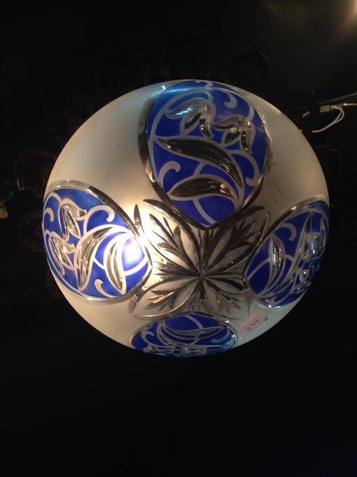 Lustre Art Nouveau com estrutura de metal e plafon de cristal fosco... - foto 2 de 3