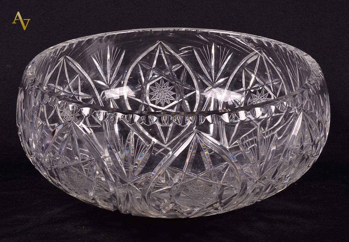 Fruteira de cristal tcheco ricamente lapidada. Diam. 30 cm