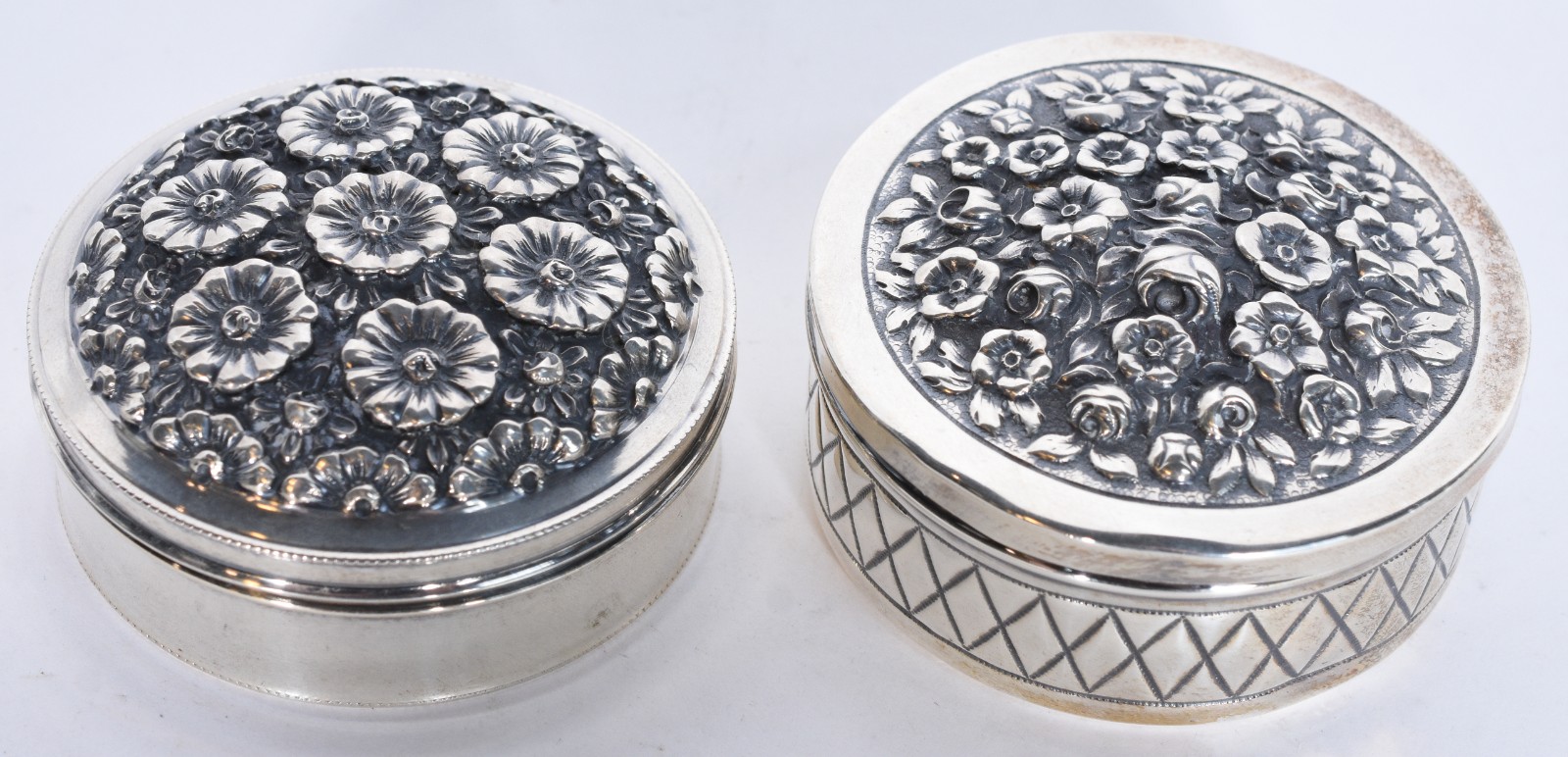 Duas caixinhas de prata contrastada, tampos com flores em relevo... - foto 1 de 7