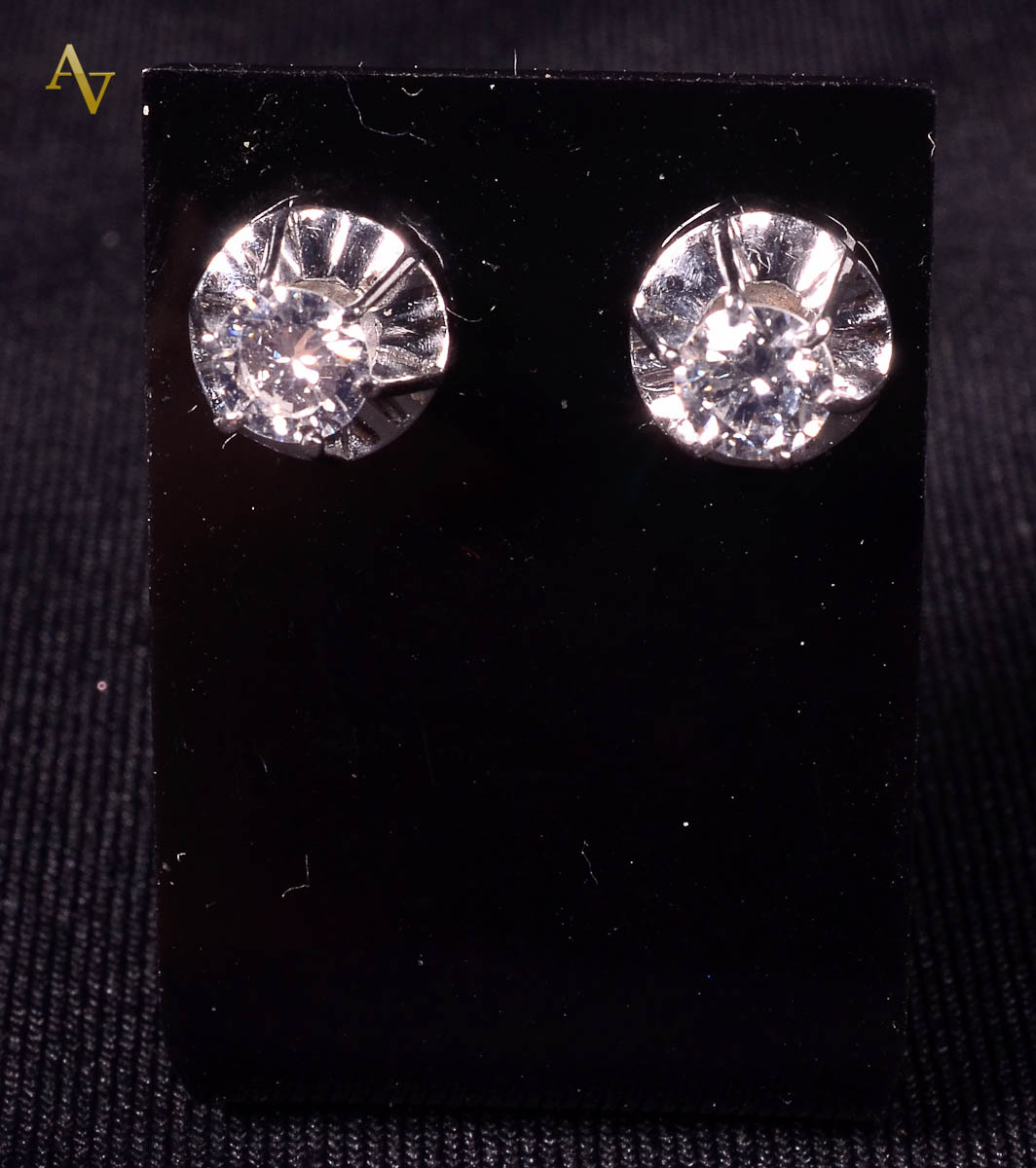 Par de brincos solitário de ouro branco - 0,50 ct de brilhantes...