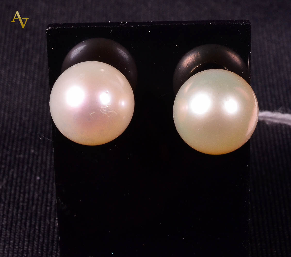 Brincos de ouro 18 k e pérolas de 8,5 mm. Peso total: 3,0 gr.