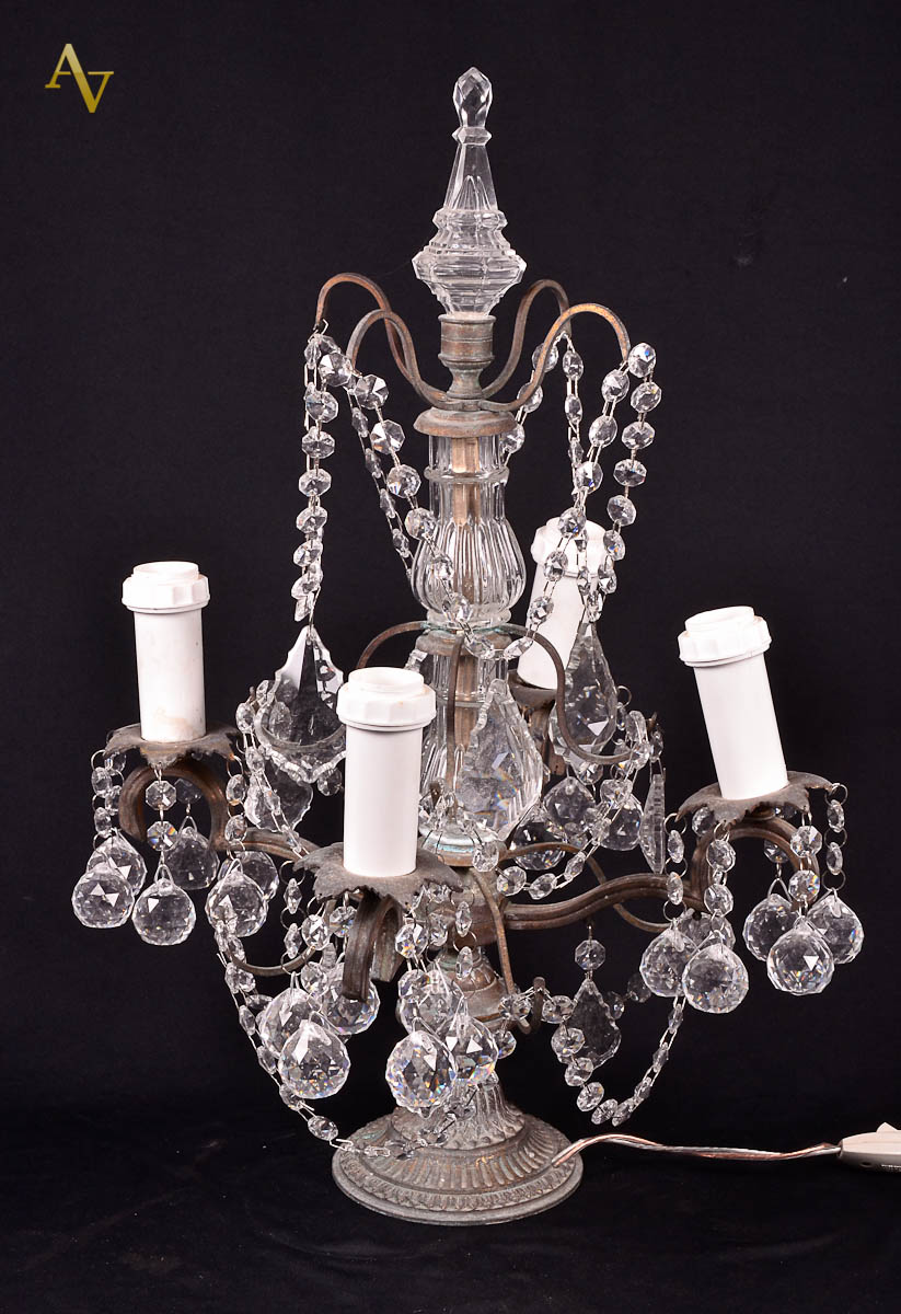 Abajour de metal com pingentes de cristal para 4 velas. Diam. 39 cm...