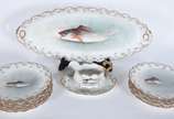 Limoges (1771),  - Serviço para peixe de porcelana francesa pintada a mão, bordas recortadas em gomos com realces dourados, composto de: 11 pratos rasos, molheira com pr