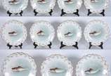 Limoges (1771),  - Serviço para peixe de porcelana francesa pintada a mão, bordas recortadas em gomos com realces dourados, composto de: 11 pratos rasos, molheira com pr
