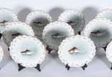 Limoges (1771),  - Serviço para peixe de porcelana francesa pintada a mão, bordas recortadas em gomos com realces dourados, composto de: 11 pratos rasos, molheira com pr