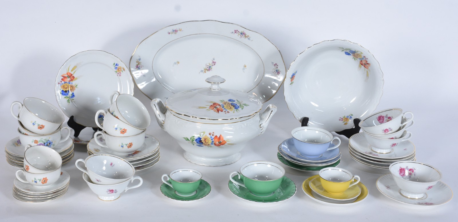 Diversas peças de porcelana, sendo: 6 xícaras de chá com pires de... - foto 1 de 11