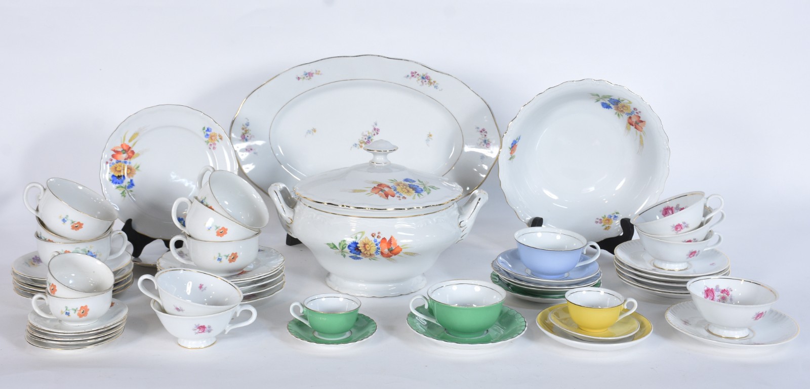 Diversas peças de porcelana, sendo: 6 xícaras de chá com pires de... - foto 2 de 11