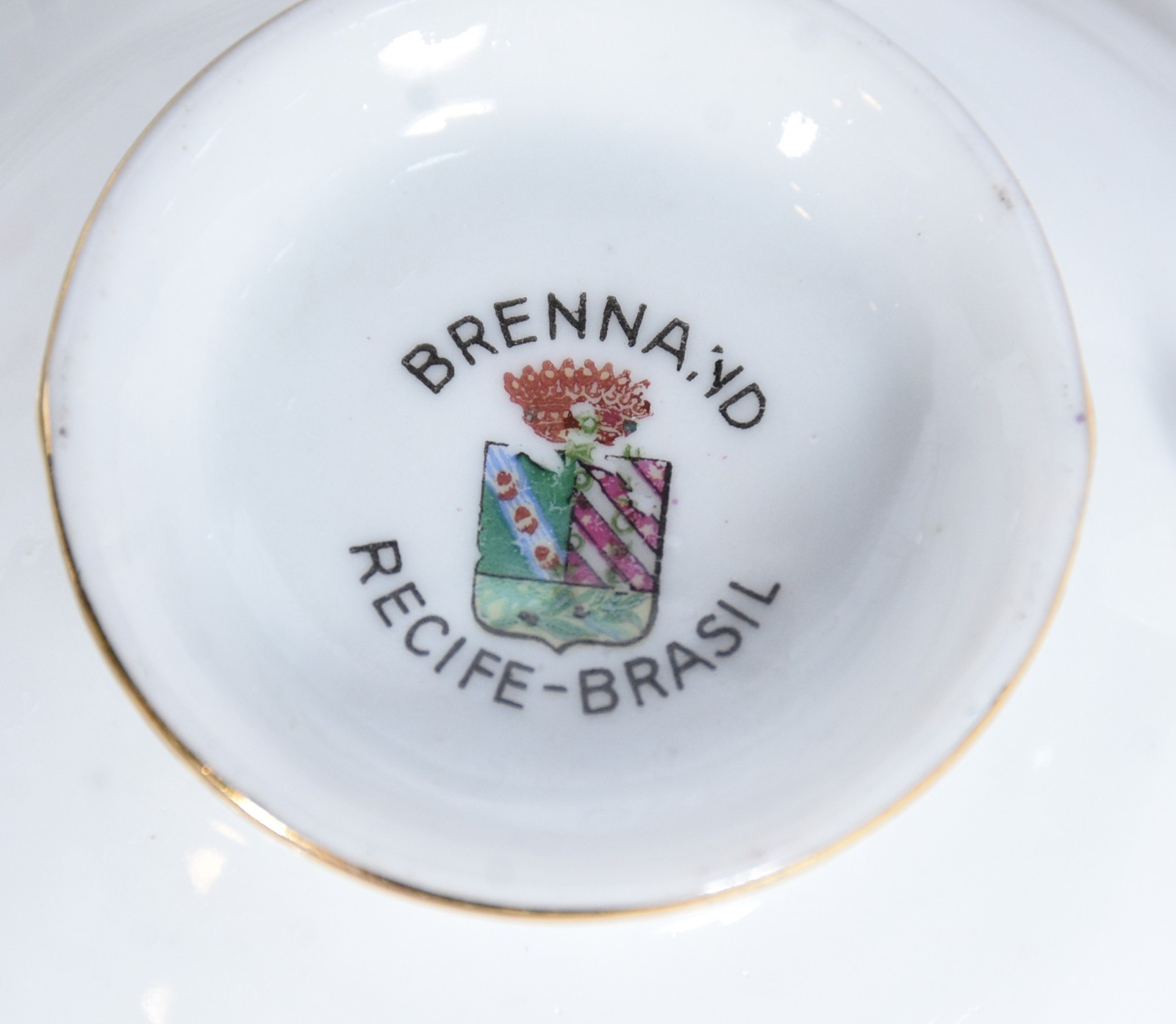 Diversas peças de porcelana, sendo: 6 xícaras de chá com pires de... - foto 3 de 11