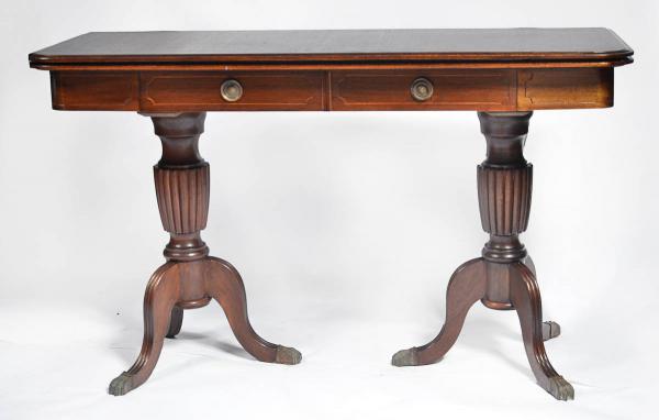 Mesa console estilo ingles de madeira nobre. Med. fechada 1,29 x 49...