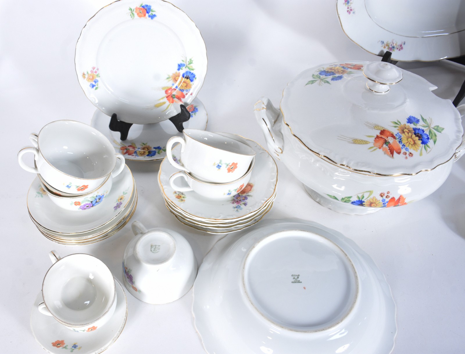 Diversas peças de porcelana, sendo: 6 xícaras de chá com pires de... - foto 5 de 11