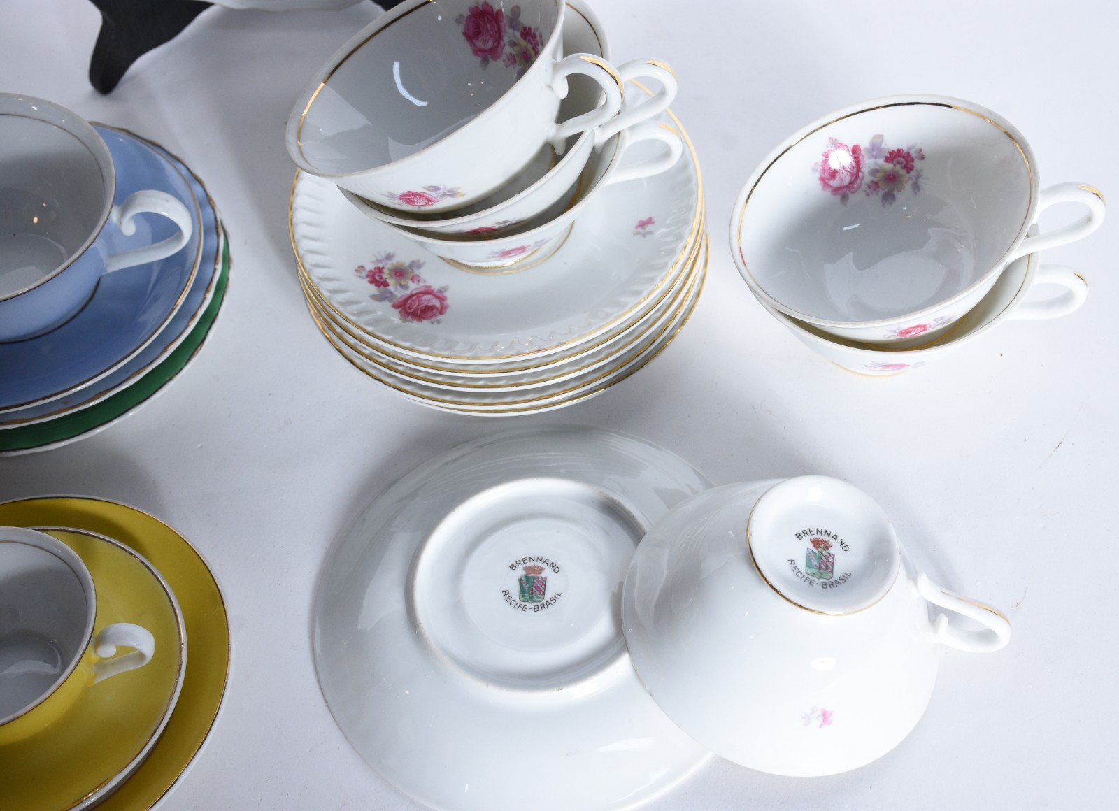 Diversas peças de porcelana, sendo: 6 xícaras de chá com pires de... - foto 11 de 11
