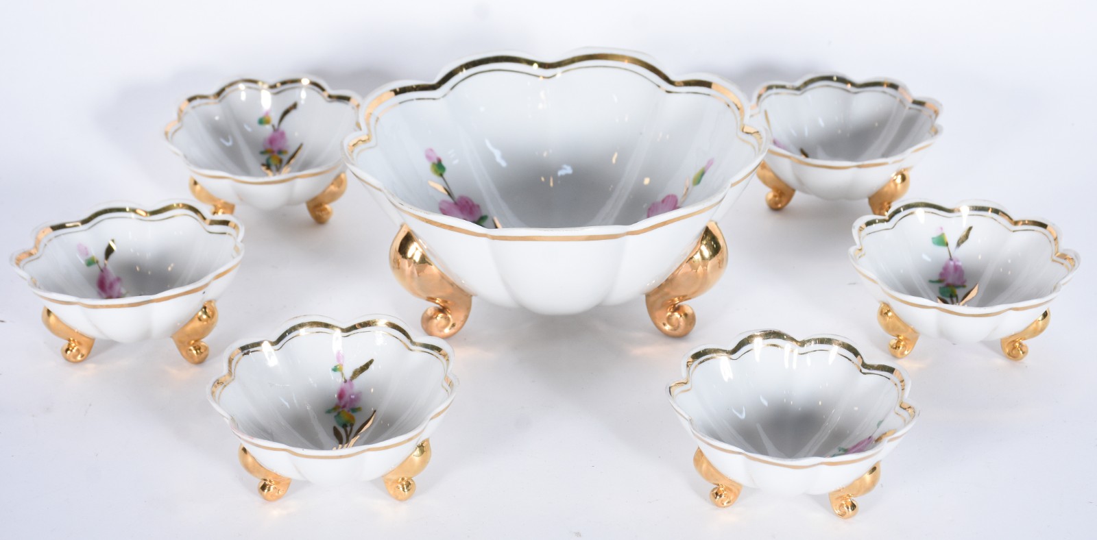 Conjunto de saladeira e 6 bowls de porcelana com flores em policromia... - foto 1 de 7