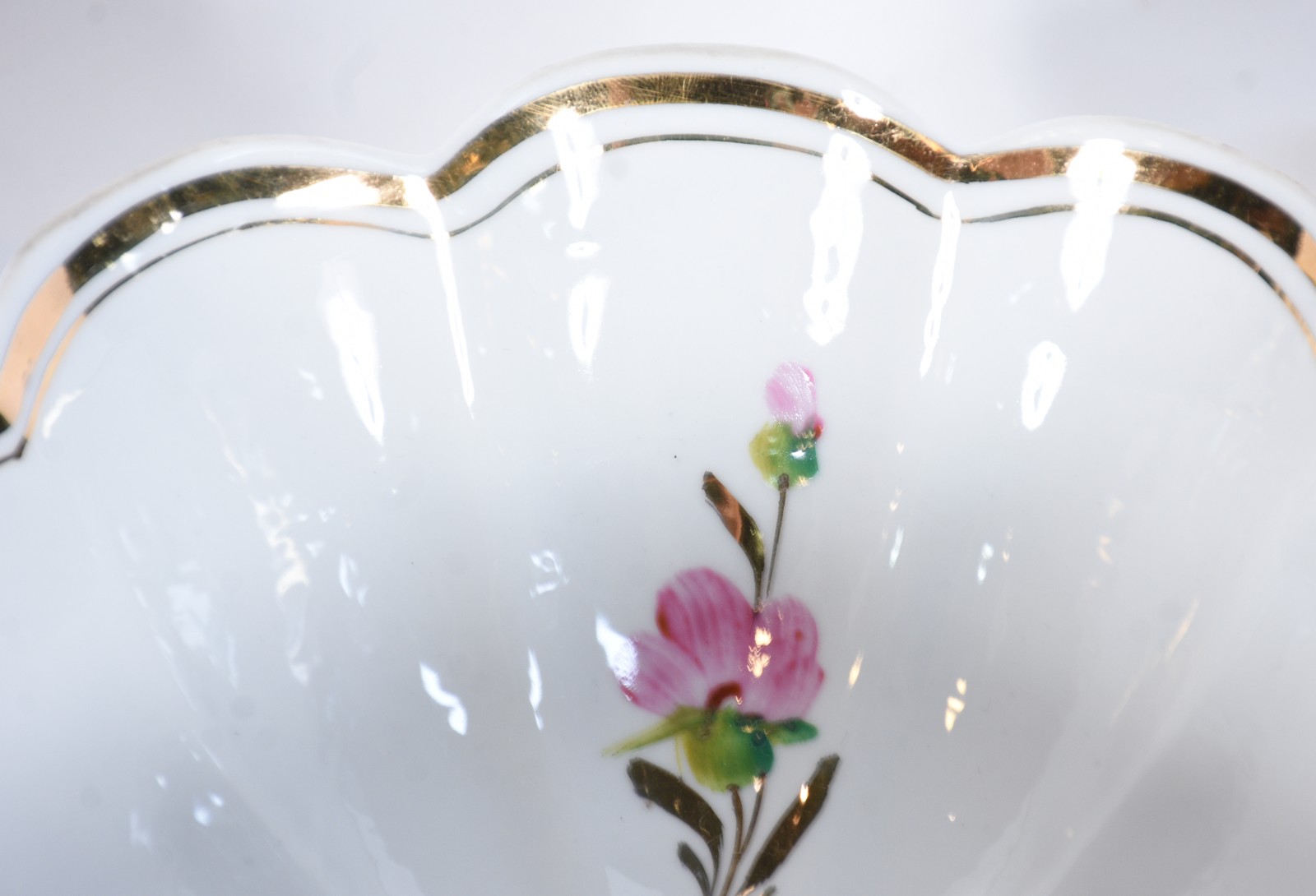 Conjunto de saladeira e 6 bowls de porcelana com flores em policromia... - foto 3 de 7
