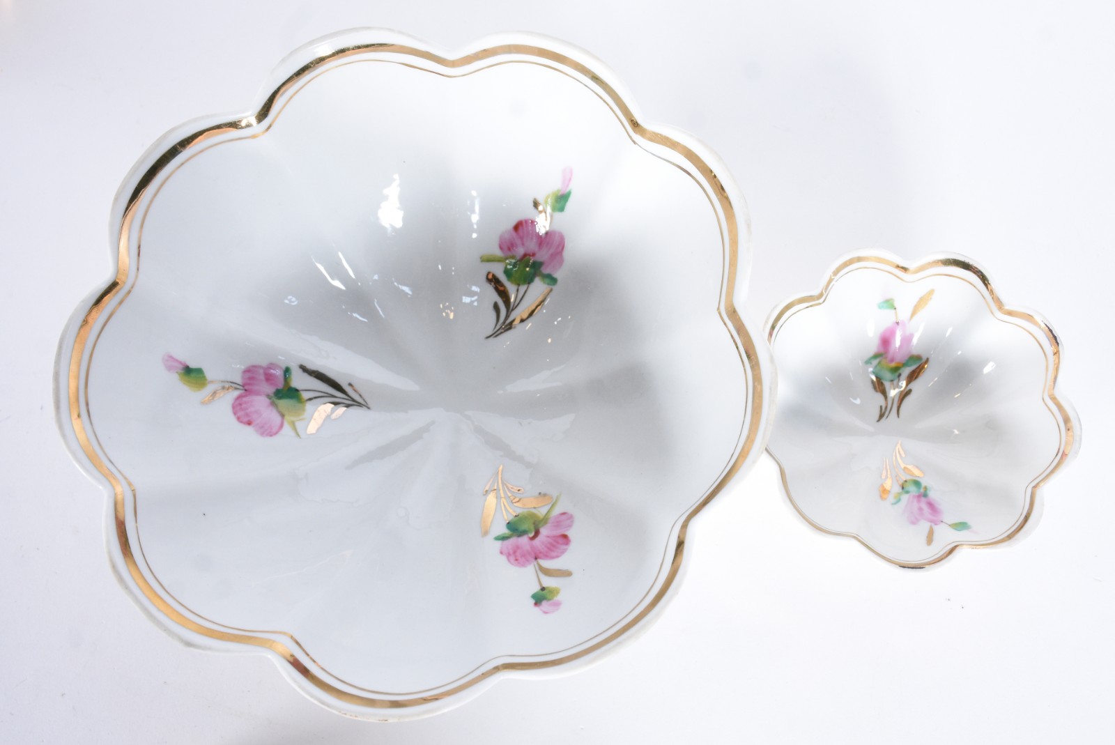 Conjunto de saladeira e 6 bowls de porcelana com flores em policromia... - foto 5 de 7