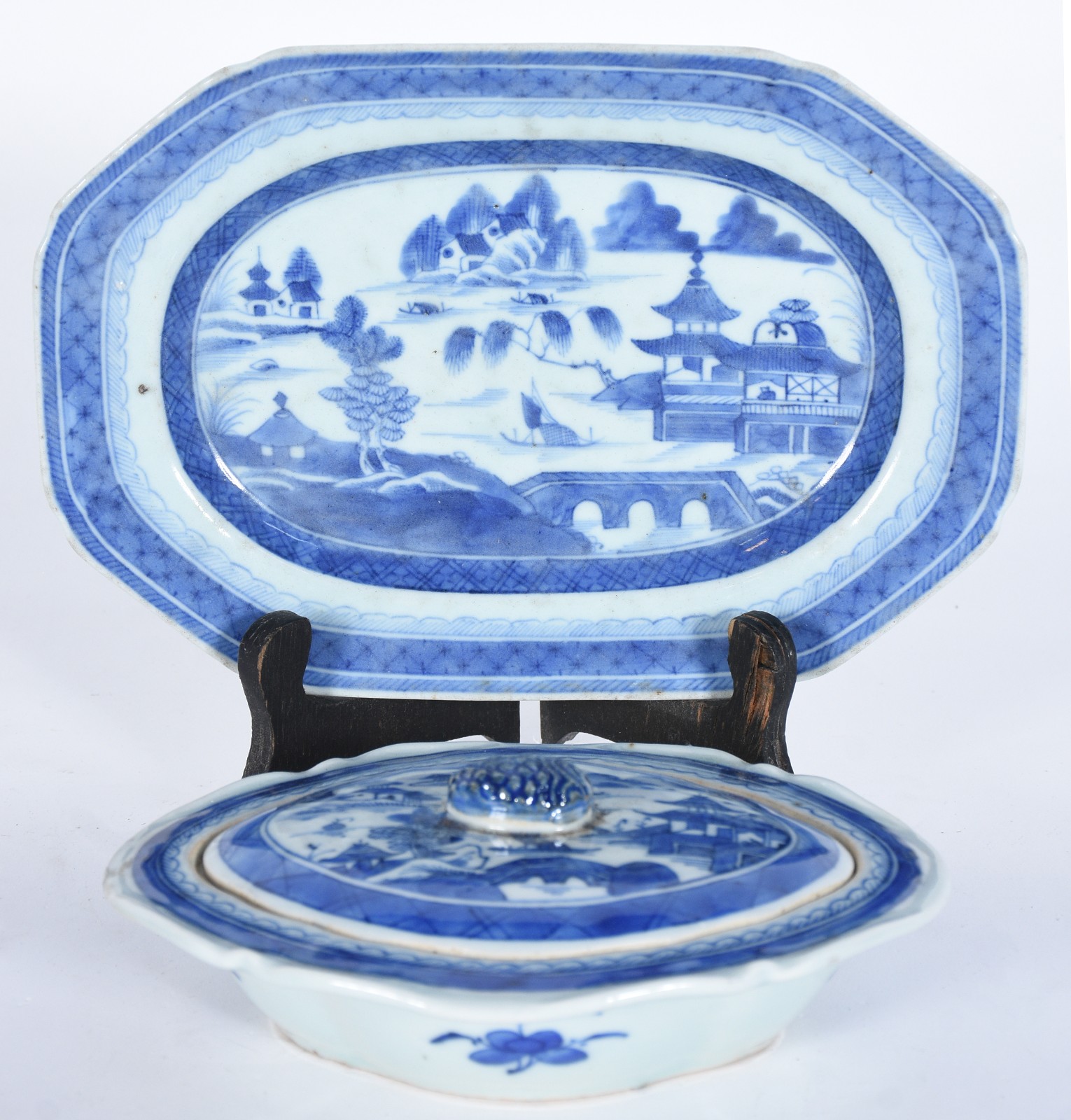 Duas peças de porcelana oriental azul e branca, sendo pequena sopeira... - foto 1 de 7