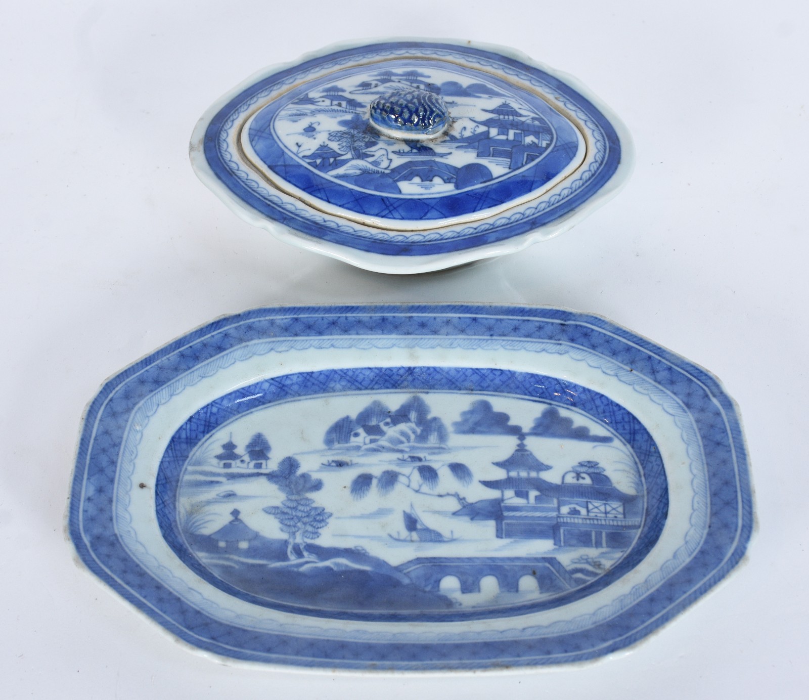 Duas peças de porcelana oriental azul e branca, sendo pequena sopeira... - foto 2 de 7