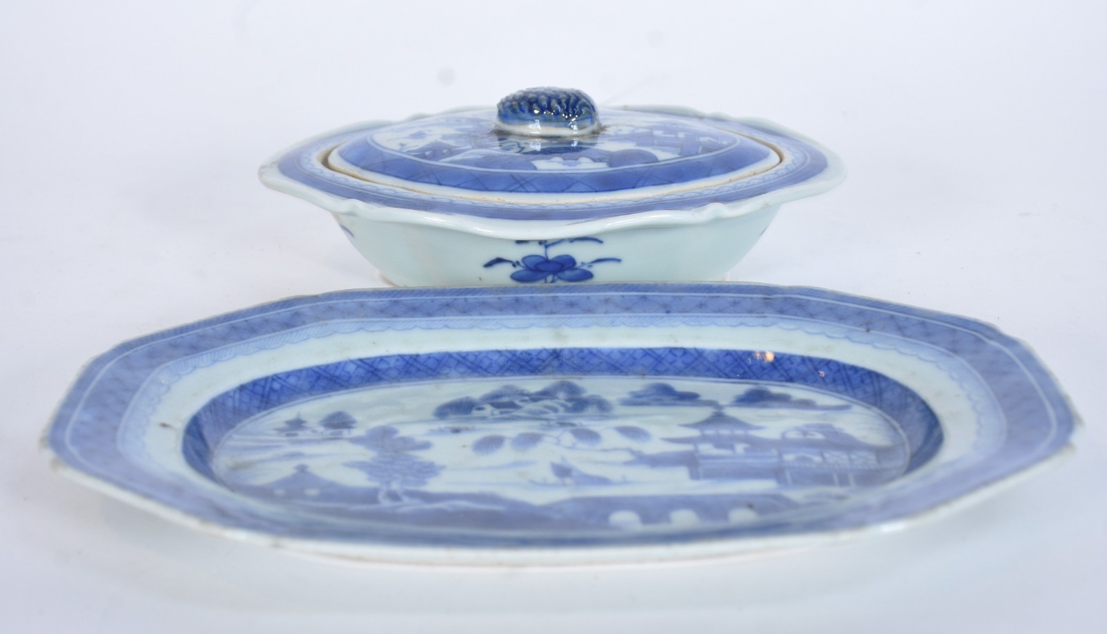 Duas peças de porcelana oriental azul e branca, sendo pequena sopeira... - foto 3 de 7