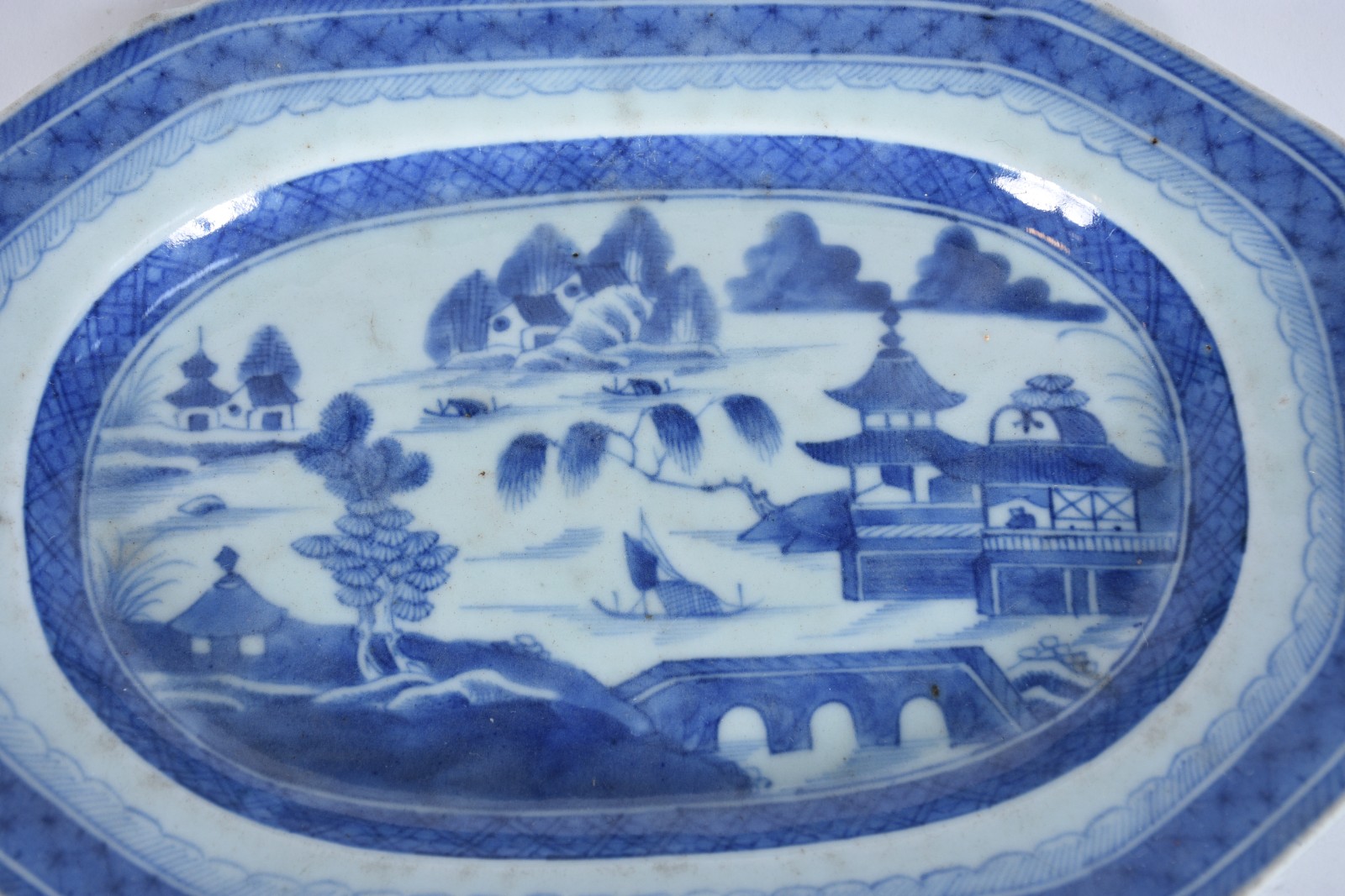 Duas peças de porcelana oriental azul e branca, sendo pequena sopeira... - foto 4 de 7