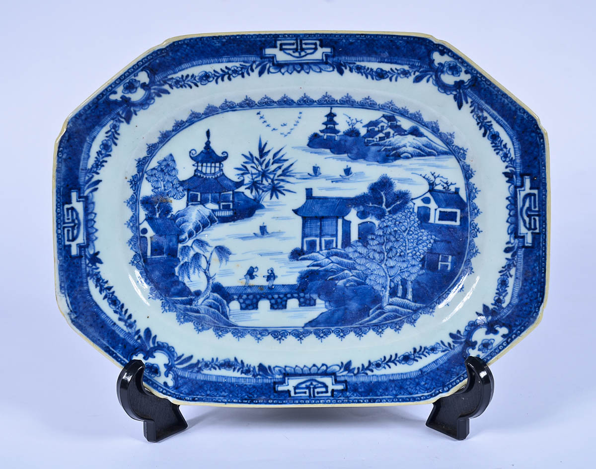 Travessa de porcelana azul e branca com pagodes, feitio oitavado...