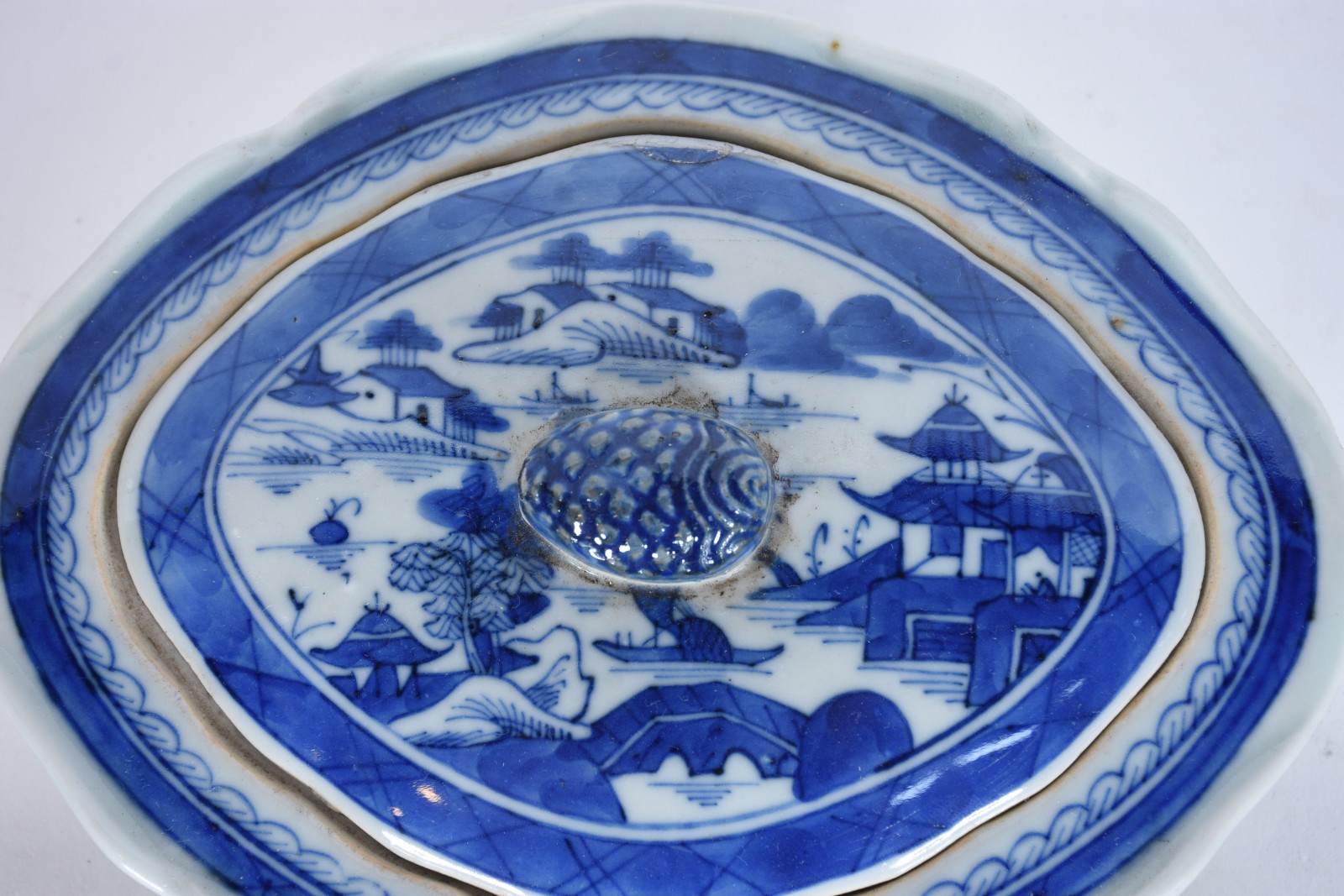 Duas peças de porcelana oriental azul e branca, sendo pequena sopeira... - foto 5 de 7
