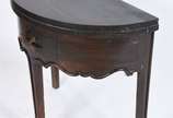 Mesa de madeira rústica feitio meia lua, com um... - Mesa de madeira rústica feitio meia lua, com uma gaveta, tampo dobrável se transformando numa mesa redonda com mais um apoio.