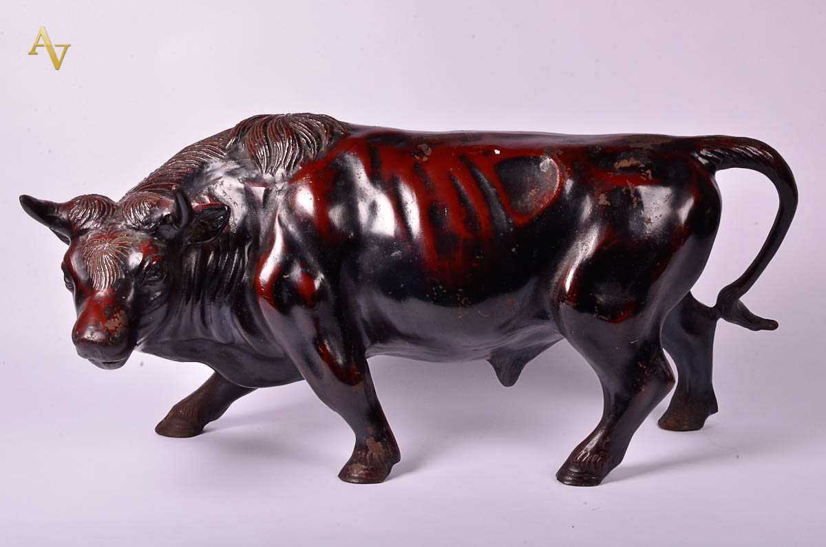 Grande estatueta de petit bronze repres. touro. Comp. 69 cm - alt. 28...