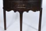 Mesa de madeira rústica feitio meia lua, com um... - Mesa de madeira rústica feitio meia lua, com uma gaveta, tampo dobrável se transformando numa mesa redonda com mais um apoio.