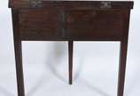 Mesa de madeira rústica feitio meia lua, com um... - Mesa de madeira rústica feitio meia lua, com uma gaveta, tampo dobrável se transformando numa mesa redonda com mais um apoio.