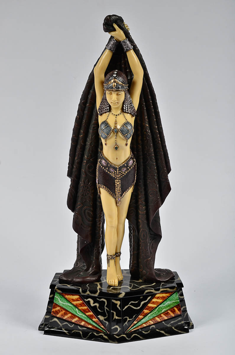 Estatueta de resina, representando dançarina. Alt. total: 51 cm.