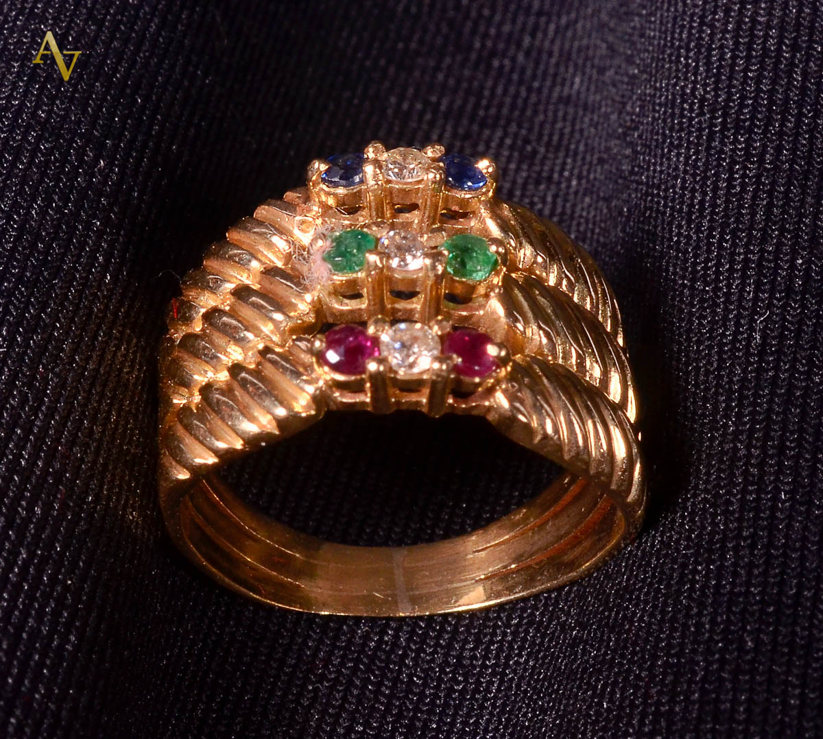 Anel de ouro 18k com rubi, safira,esmeralda e brilhante.
