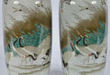 Par de vasos de porcelana chinesa com garças em... - Par de vasos de porcelana chinesa com garças em policromia e ideogramas. Alt. 46 cm.