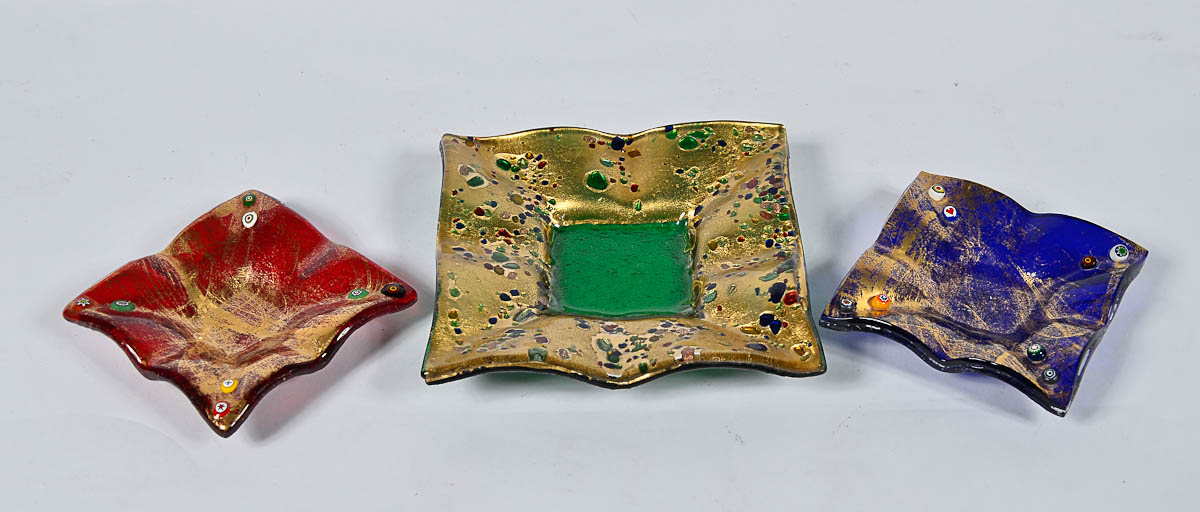 Três bowls de murano feitio quadrangulares, nas cores azul cobalto...