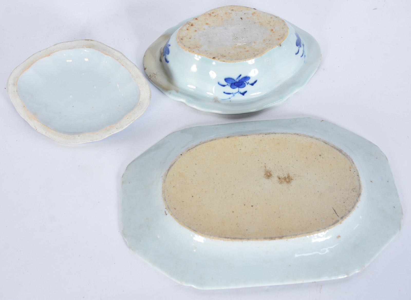 Duas peças de porcelana oriental azul e branca, sendo pequena sopeira... - foto 6 de 7