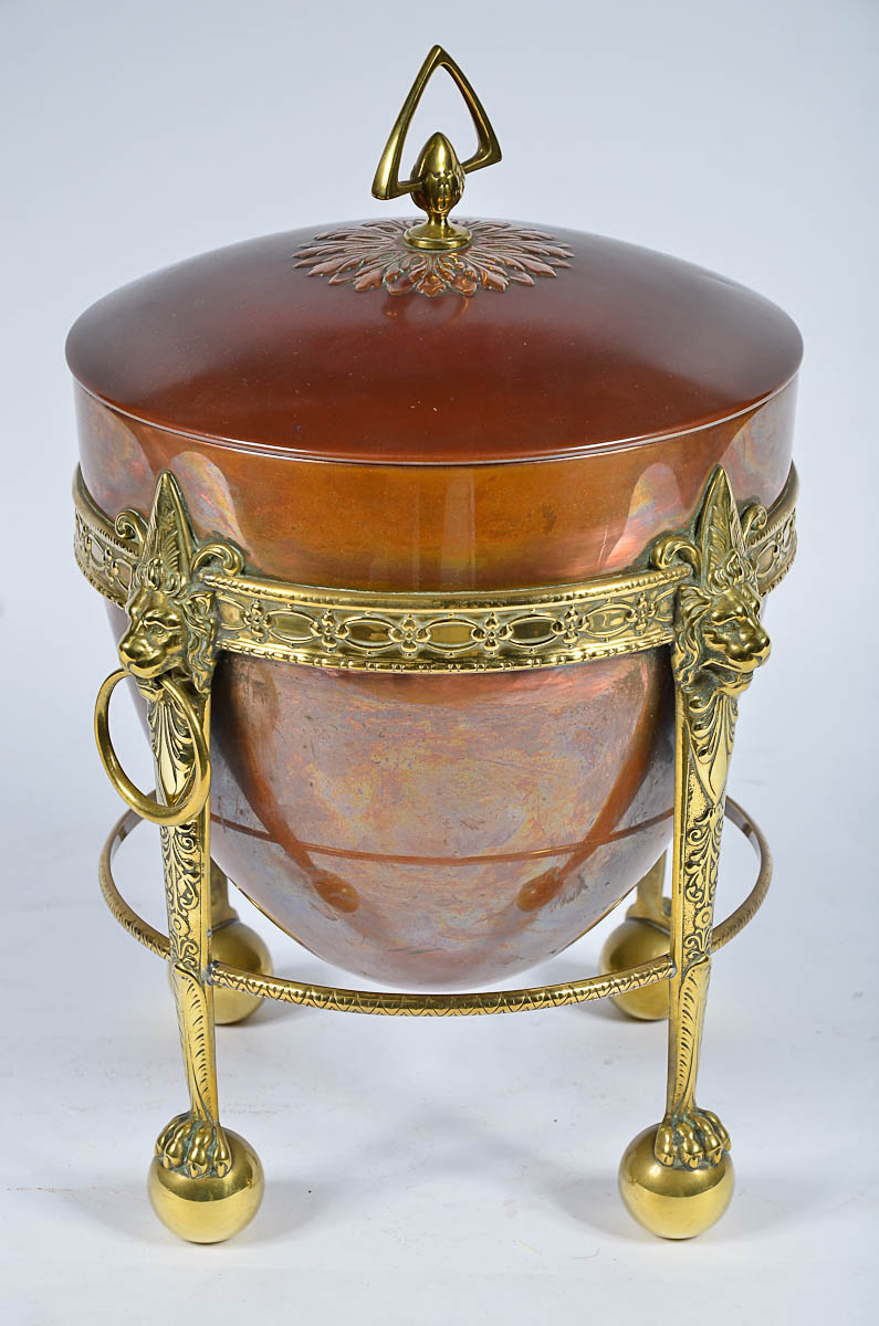Urna de cobre com armação de bronze. Diam. 30 cm - alt. 43 cm.